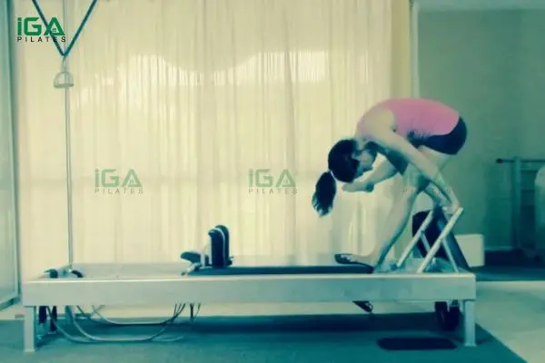 Hướng dẫn thực hiện bài tập Pilates Single Leg Elephant trên Reformer đúng kỹ thuật 4 Việc duy trì nhịp thở đều giúp kết nối tốt hơn giữa cơ thể và tâm trí