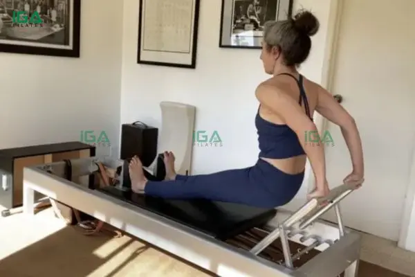 Hướng dẫn bài tập Pilates Long Back Stretch trên Reformer cho người mới bắt đầu 7 Việc luyện tập thường xuyên giúp dáng người thẳng hơn và cơ thể trở nên săn chắc