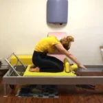 Vươn tay qua đầu để kéo giãn toàn thân