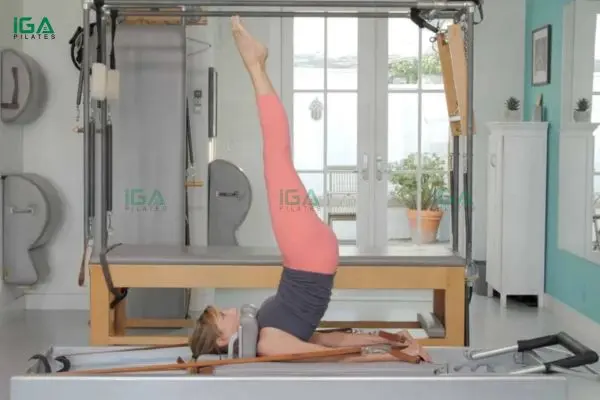 Bài tập Overhead trên Reformer giúp cải thiện tư thế và giảm đau mỏi lưng hiệu quả