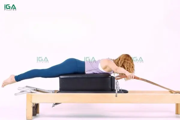 Bài tập Pilates T Pull trên Reformer hỗ trợ cân bằng cơ thể và ổn định thân trên