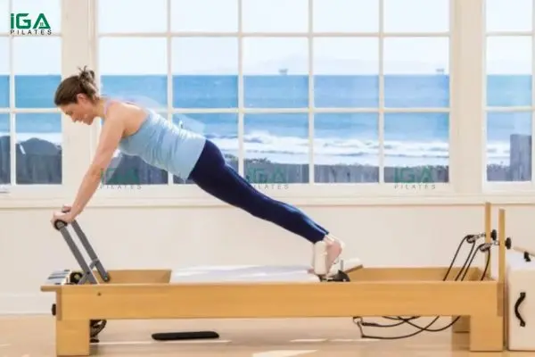 Hướng dẫn thực hiện bài tập Pilates Long Stretch trên Reformer đúng cách 5 Cơ vai, cánh tay và cơ core được kích hoạt mạnh mẽ trong quá trình tập