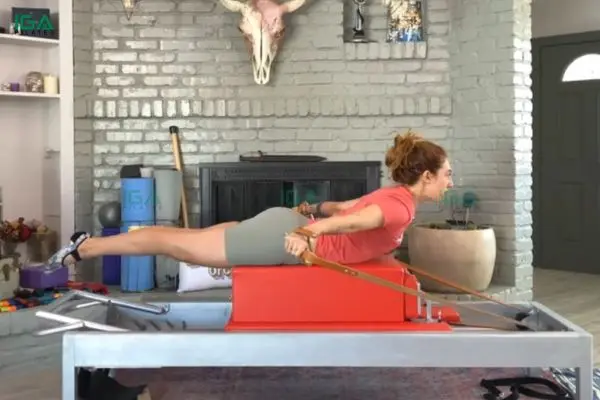 Động tác T Pull hỗ trợ cải thiện tư thế và giảm căng cứng vùng cổ vai