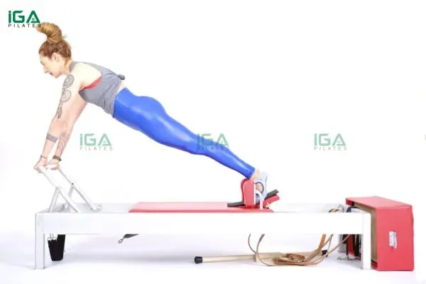 Hướng dẫn thực hiện bài tập Pilates Long Stretch trên Reformer đúng cách 1 Long Stretch trên Reformer giúp tăng cường sức mạnh và độ ổn định toàn thân