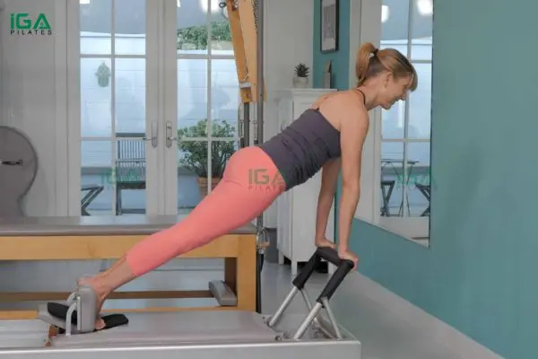 Hướng dẫn thực hiện bài tập Pilates Long Stretch trên Reformer đúng cách 4 Pilates Long Stretch trên Reformer phát triển khả năng giữ thăng bằng hiệu quả