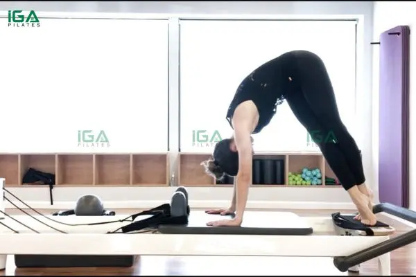 Hướng dẫn thực hiện bài tập Pilates Long Stretch trên Reformer đúng cách 8 Plank to Pike