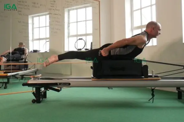Pull Straps trên Reformer giúp người tập làm săn chắc vùng cánh tay và bả vai