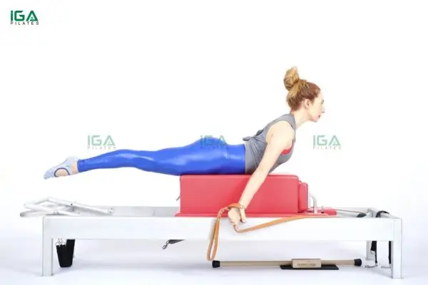 Sự phối hợp giữa vai và cơ lõi giúp động tác T Pull ổn định và chắc chắn