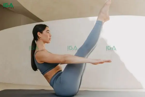 Sự tập trung và kiểm soát trong Pilates giúp đường eo ngày càng sắc nét