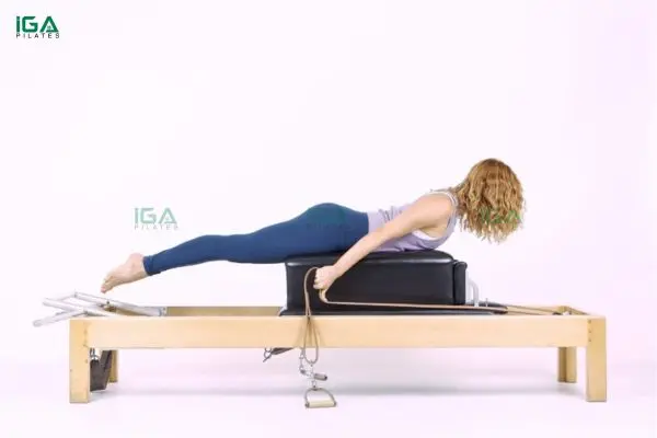 T Pull trên Reformer giúp cơ thể kiểm soát biên độ mở tay chính xác hơn