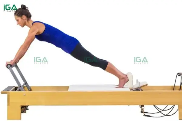 Hướng dẫn thực hiện bài tập Pilates Long Stretch trên Reformer đúng cách 2 Thực hành đều đặn Long Stretch cải thiện đáng kể sức bền của cơ trung tâm
