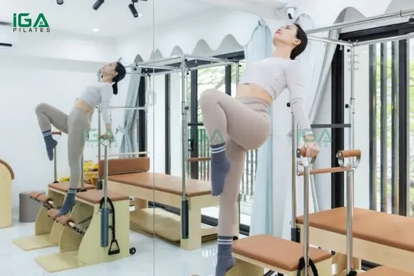 Bài tập pilates cơ bản chú trọng kiểm soát hơi thở và chuyển động chậm